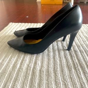 Black heels w extra foot pads